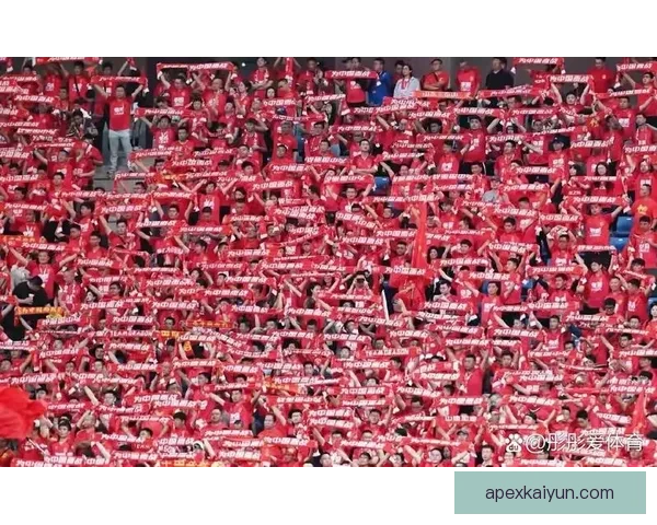 中国队在上海主场迎来精彩开战，球迷热情助威力促胜利表现亮眼。